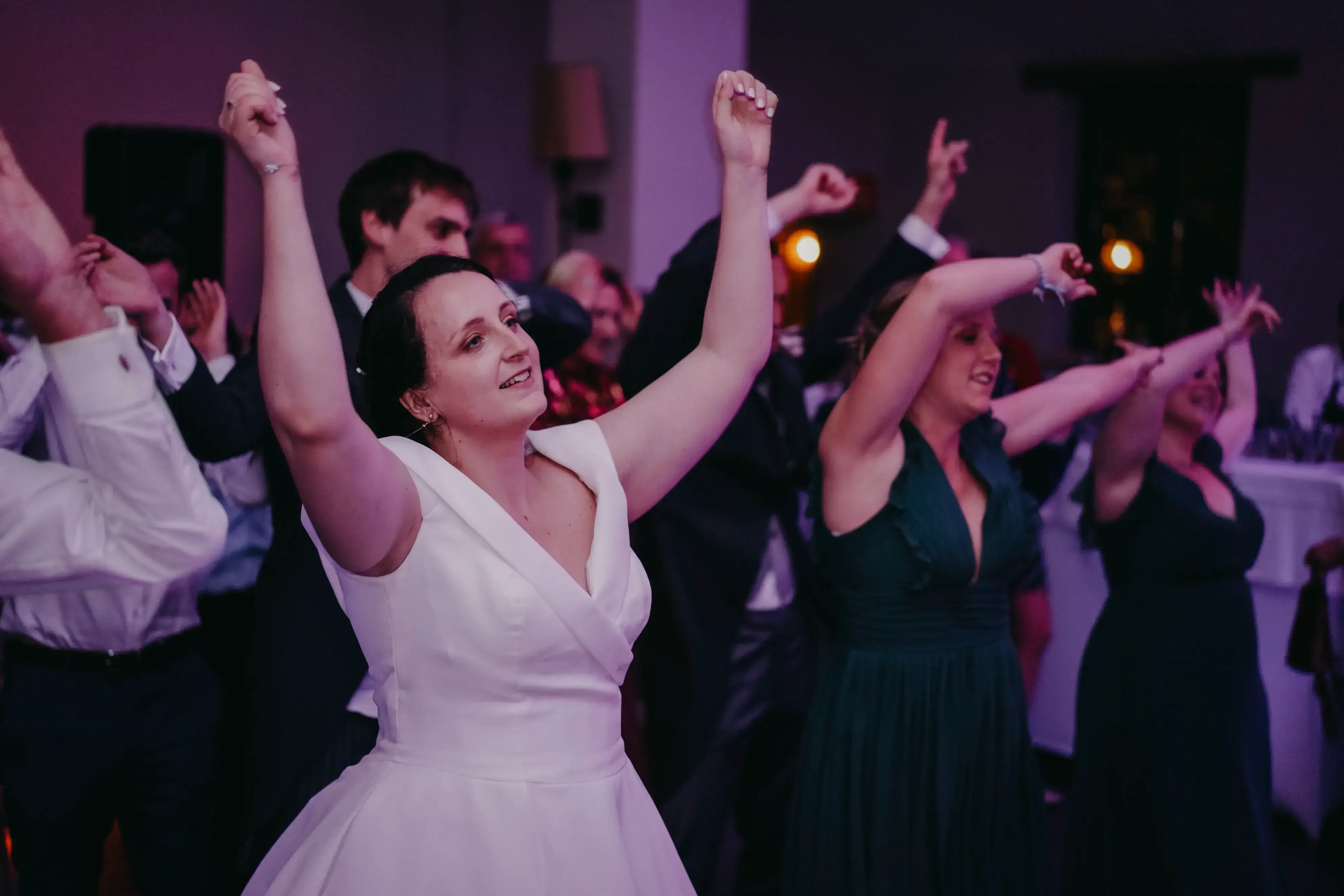 Photo de la mariée qui danse.