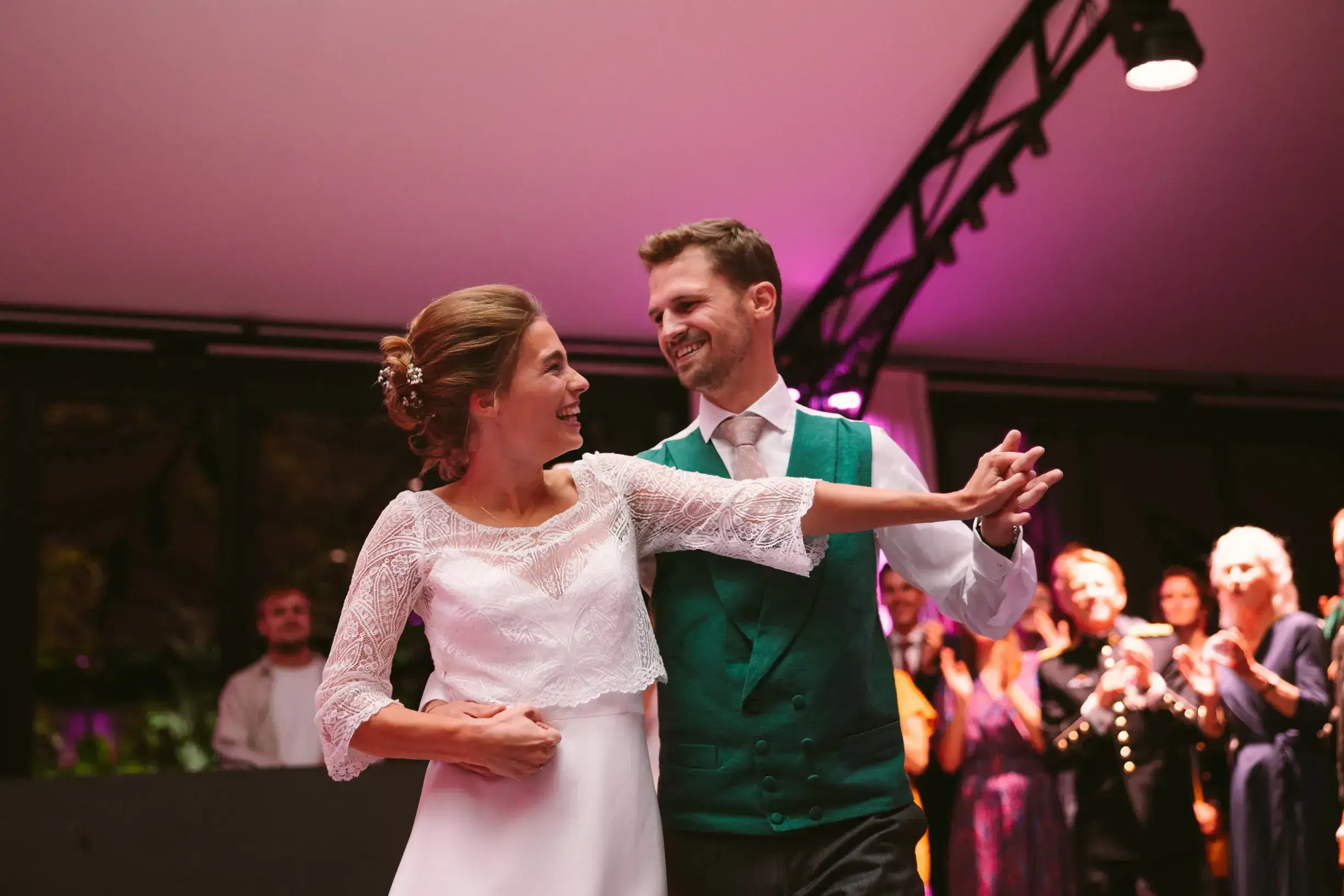 Photo d'une première danse de mariage.